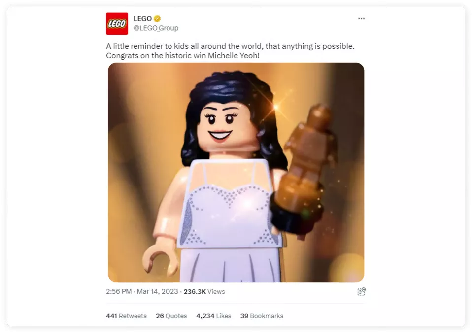 Наприклад, так LEGO привітали Мішель Єо з отриманням премії &laquo;Оскар&raquo; за найкращу жіночу роль у фільмі &laquo;Все завжди і водночас&raquo;.